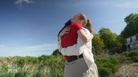 Das Haus am Meer – Angelika schließt ihre alte Schulfreundin in die Arme: Alya (l.), Angelika (r.)