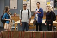 Community – Der erste Schultag im letzten Schuljahr am Community- College startet mit einem gewaltigen "Stylingaufreger" zwischen Annie (Alison Brie, l.), Troy (Donald Glover, 2.v.l.), Abed (Danny Pudi, 2.v.r.) und Britta (Gillian Jacobs, r.) ...