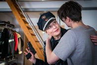 Notruf Hafenkante – Melanie (Sanna Englund, l.) hat Fabian (Gordon Kämmerer, r.) nach einem Einbruch in sein Haus verängstigt unter dem Bett gefunden. Der geistig behinderte junge Mann ist glücklich, gerettet worden zu sein.