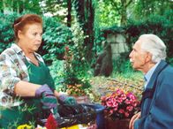 In aller Freundschaft – MDR Fernsehen IN ALLER FREUNDSCHAFT FOLGE 205, "Isoliert" Uhr. Friedrich (Fred Delmare) wird nicht mehr schlau aus Charlotte (Ursula Karusseit), die erst energische Nachforschungen nach Achim unternimmt, sich dann aber in Schweigen hällt.