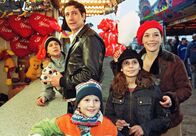 Unser Kindermädchen ist ein Millionär – Gute-Laune-Onkel: Max (Gregor Törzs) führt Elena (Julia Stemberger) und ihre Kinder Walter (Fabian Grass, li.), Hänschen (Adrian Wahlen) und Tina (Vespa Vasic) auf den Rummel.