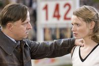 Berlin '36 – Trainer Hans Waldmann (Axel Prahl) ermutigt Gretel (Karoline Herfurth) beim Wettkampf.