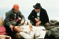 Der Bergdoktor – (v.l.n.r.) Bergwacht; Dr. Thomas Burgner (Gerhart Lippert); Dr. Pankraz Obermayr (Walther Reyer)