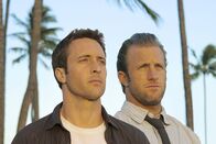 Hawaii Five-0 – Kämpfen gegen das organisierte Verbrechen auf den sonnenverwöhnten Stränden von Hawaii: Steve McGarrett (Alex O'Loughlin, l.) und Danny Williams (Scott Caan, r.) ...