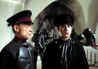 (T)Raumschiff Surprise - Periode 1 – Mars macht mobil! Ziemlich genau im Jahr 2054 gelang es den Menschen, den Mars zu besiedeln. 50 Jahre später planen die Marsianer unter der Führung von Rogul und seiner linken Hand Jens Maul (Rick Kavanian, r.), die Erdbewohner zu vernichten. Unter Führung des Marstruppen-Kommandeurs (Andreas Seifert, l.) beginnt eine gnadenlose Invasion ...