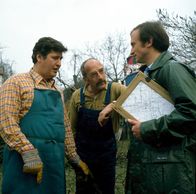 Löwenzahn Classics – Peter Lustig (M.) und sein Nachbar (Helmut Krauss, l.) streiten sich: Wo verläuft die Grenze zwischen ihren Grundstücken? Und wo lässt sich der Zaun setzen?