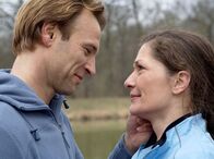 In aller Freundschaft – Martin Stein (Bernhard Bettermann) läuft beim Joggen zufällig Christina Buchmann (Iris Böhm) über den Weg. Beide, aber vor allem Christina, können ihre Bedenken fallen lassen und es kommt zu einem leidenschaftlichen Kuss.