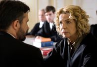 Alles was Recht ist - Sein oder Nichtsein – Lena (Michaela May) vertritt den Pfarrer Lukas Schloss (Harald Schrott), der sich wegen Unterschlagung von Kirchengut vor Gericht verantworten muss.
