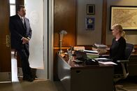 Blue Bloods - Crime Scene New York – Frank Reagan (Tom Selleck, l.); Det. Abigail Baker (Abigail Hawk, r.)