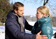 Sturm der Liebe – ARD STURM DER LIEBE FOLGE 1288 Uhr im ERSTEN. Als sie mit Nils (Florian Stadler, l.) auf dem Weg zum Psychiater ist, überkommen Lena (Johanna Bönninghaus, r.) erneut heftige Halluzinationen.