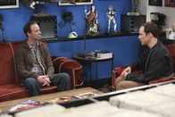The Big Bang Theory – Stuart (Kevin Sussman, l.) und Sheldon (Jim Parsons, r.)