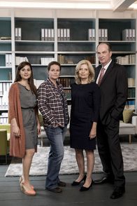 Die Kanzlei – Die Kanzlei Brede und Gellert: die Anwälte Isa von Brede (Sabine Postel, 2.v.r.) und Markus Gellert (Herbert Knaup, r.) mit Rechtsanwaltsgehilfin Yasmin Meckel (Sophie Dal, l.) und Reinigungsfachkraft Gudrun Wohlers (Katrin Pollitt, 2.v.l.).