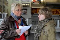 Die Pfefferkörner – Max (Bruno ALexander) wird ins Anti-Aggressionstraining beordert - Oma Leni (Doris Kunstmann) ist wenig begeistert.