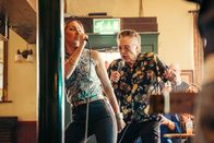 The Outlaws – Während alle anderen mit der Suche nach ihrem Freund beschäftigt sind, bleibt Frank (Christopher Walken) zurück. Eines führt zum anderen und schon findet sich Frank beim Karaoke in einer Bar wieder.