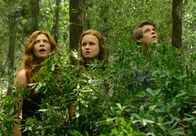 Under the Dome – Julia (Rachelle LeFevre, l.), Norrie (Mackenzie Lintz, M.) und Joe (Colin Ford, r.) versuchen alles, um die Stadtbewohner zu retten. Doch wie sollen sie die Menschen dazu bringen, zu fühlen?