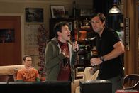 The Big Bang Theory – Sheldon (Jim Parsons, l.) will sich neue Freunde suchen und lädt deshalb Stuart aus dem Comicbuchladen, Kripke (John Ross Bowie, M.) von der Uni und Pennys Ex-Freund Zack (Brian Thomas Smith, r.) ein. Doch das läuft nicht zu seiner Zufriedenheit ...