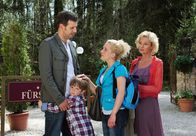 Sturm der Liebe – ARD STURM DER LIEBE FOLGE 1560 Uhr im ERSTEN. Nils (Florian Stadler, l.) kann nicht verhindern, dass Tanja (Judith Hildebrandt, 2.v.r.) mit Fabien (L. de Greiff, 2.v.l.) zu ihrer Mutter Viola (Wookie Mayer, r.) nach Italien zieht.