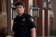 Super 8 – Immer mehr Leute scheinen aus der Stadt zu verschwinden. Scheriff Jackson Lamb (Kyle Chandler) kann dabei nicht tatenlos zusehen.