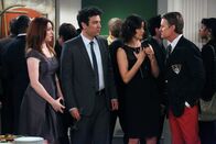 How I Met Your Mother – Nach einem Anruf vom Captain (Kyle MacLachlan, r.) erinnern sich Marshall, Barney, Ted (Josh Radnor, 2.v.l.), Lily (Alyson Hannigan, l.) und Robin (Cobie Smulders, 2.v.r.) an das letzte Treffen mit ihm ...