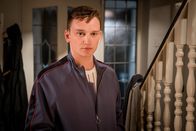 The Bay – Sam (Louis Greatorex) wird von Mitschülern zu kriminellen Mutproben gezwungen.