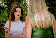 Sturm der Liebe – Larissa (Anna Karolin Berger, r.) spendiert Olivia (Soraya Bouabsa, l.) einen Anwalt.