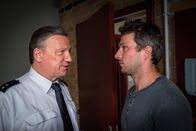 Notruf Hafenkante – Haller (Hannes Hellmann, l.) unterbricht die Befragung durch Kim und Tarik und entlässt den Verdächtigen Jan Keller (Pablo Sprungala, r.)
