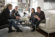 SOKO Leipzig – Ina Zimmermann (Melanie Marschke) und Jan Maybach (Marco Girnth) haben eine traurige Nachricht für die Eltern des toten Mädchens, Ella (Daniela Holtz) und Sven Hölzer (Oli Bigalke).