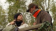 Rote Rosen – Simon (Thore Lüthje, r.) und Valerie (Maike Johanna Reuter, l.) sind geschockt: Valerie hat nicht auf einen Wolf geschossen, sondern Jonas mit einem Streifschuss erwischt!