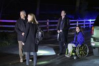 Navy CIS – Die privaten Pläne der Agenten werden unterbrochen, als jeder, unabhängig von den anderen, in einem so gut wie abgeschlossenen Fall Fehler findet. Eine Nacht ohne Schlaf steht Gibbs (Mark Harmon, l.), McGee (Sean Murray, 2.v.r.), Delilah (Margo Harshman, r.) und Bishop (Emily Wickersham, 2.v.l.) bevor ...