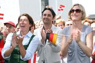 Vier Frauen und ein Todesfall – (v.li.) Adele Neuhauser (Julie), Harald Schrott (Raphael Dorn), Julia Stinshoff (Lola).