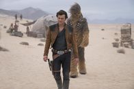 Solo: A Star Wars Story – Ein Duo für die Ewigkeit, l-r: Han Solo (Alden Ehrenreich), Chewbacca (Joonas Suotamo)