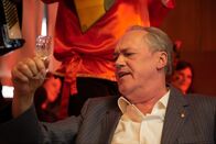 Terra X History: Ein Tag in der DDR – "Nasdrowje!" Konrad Naumann (Uwe Lach) gibt sich öffentlich gerne als jovialer Kumpeltyp, und hat durch sein betont "proletarisches" Auftreten viele Anhänger an der Basis.