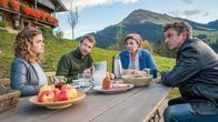 Der Bergdoktor – Angespannte Stimmung am Frühstückstisch der Familie Gruber. Lilli Gruber (Ronja Forcher, l.), Hans Gruber (Heiko Ruprecht, 2.v.l.), Lisbeth Gruber (Monika Baumgartner, 2,.v.r.) und Dr. Martin Gruber (Hans Sigl, r.) reden über die Zukunft des Gruberhofs.
