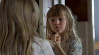 Elsa – Elsa (Maya Anna Hansen Frølich) ist eifersüchtig auf ihre Schwester, deshalb wäre sie auch gerne krank.