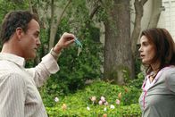 Desperate Housewives – Susan (Teri Hatcher, r.) zieht samt Tochter in einen Wohnwagen, um ihre Selbstständigkeit zu beweisen, doch als Karl (Richard Burgi, l.) ihr und Julie ein neues Haus kauft, kann sie nicht widerstehen ...