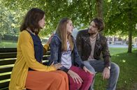 Sturm der Liebe – Eva (Uta Kargel, l.) und Joshua (Julian Schneider, r.) trösten Valentina (Paulina Hobratschk, M.), die sich große Sorgen um Alicia macht.