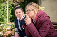 Sturm der Liebe – Josie (Lena Conzendorf, r.) will gegen die Konkurrenz kämpfen und sucht mit Shirin (Merve Çakır, l.) nach Ideen.