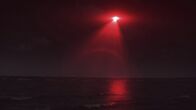 Invasion Erde – Ein helles rotes Licht erscheint über der Küste von Colares in Brasilien.