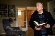 Tatort – Kommissar Frank Thiel (Axel Prahl) in Boernes Wohnung. Der Prof. liegt schwer verletzt auf der Intensivstation.