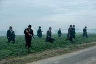 Babylon Berlin – "Babylon Berlin", "Folge 15+16." Folge 15:Völlig überraschend taucht Charlotte plötzlich bei Gereon auf. Sie will wissen, ob der Güterzug Berlin schon verlassen hat. Mit den Informationen aus Stefans Notizbuch wollen sie Benda um Unterstützung bitten. Doch dieser lehnt ab. Nun müssen sich Gereon und Charlotte alleine auf den Weg machen, um den Zug noch rechtzeitig zu stoppen. Inzwischen hat Greta eine folgenschwere Entscheidung getroffen: gemeinsam mit Otto will sie sich an Benda rächen.Folge 16:Mit letzter Kraft kämpft Gereon um Charlottes Leben. Viel steht auf dem Spiel, die Zeit drängt! Gereon und seine Kollegen müssen so schell wie möglich Kilometer 127 der Eisenbahnschienen finden, um den Überfall auf den Zug vereiteln zu können. Auf dem Dach des Zuges kommt es schließlich zum finalen Kampf!