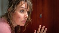 Reisen mit Muddi – Panik: Vor der Haustür der überschuldeten Agnetha Pfeiffer (Alwara Höfels) steht der Gerichtsvollzieher in Begleitung der Polizei.