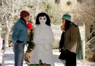 Gilmore Girls – Noch ahnen Lorelai (Lauren Graham, l.) und Rory (Alexis Bledel, r.) nicht, dass Richard bei einem eigentlich gemütlichen Essen mit all ihren Freunden eine Bombe platzen lassen wird ...