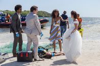Deadly Tropics – Wegen eines Mordfalls am Strand werden die Polizisten Mélissa Sainte-Rose (Sonia Rolland, 3.v.l.), Aurélien Charlery (Julien Béramis, l.) und Philippe Dorian (Valentin Papoudof, 2.v.l.) während ihrer Freizeit zum Tatort beordert. Auch Gaëlle Crivelli (Béatrice de la Boulaye, r.) erscheint am Ort des Verbrechens, obwohl sie offensichtlich etwas anderes zu tun hatte.