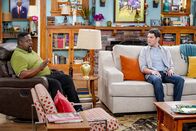 The Neighborhood – Calvin Butler (Cedric the Entertainer, l.); Dave Johnson (Max Greenfield, r.)