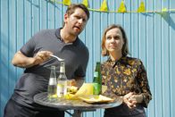 Andere Eltern – Lars (Sebastian Schwarz) und Anita (Nadja Becker) kommen sich während der Eröffnungsfeier des Kindergartens wieder etwas näher.