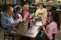 The Goldbergs – (v.li.) George Segal (Pops), Sean Giambrone (Adam Goldberg), Wendi McLendon-Covey (Beverly Goldberg), Jeff Garlin (Murray Goldberg), Troy Gentile (Barry Goldberg), Sam Lerner (Geoff Schwartz), Hayley Orrantia (Erica Goldberg).