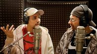 Blutzbrüdaz – Ihr erster Song "Hol doch die Polizei" findet breiten Anklang und bringt Otis (Sido, r.) und Eddy (Bobby Tight, l.), die sich fortan "Blutzbrüdaz" nennen, erste Einnahmen. Während verschiedene Agenturen um die Rapper ringen, steigt Eddy der plötzliche Erfolg immer mehr zu Kopf ...