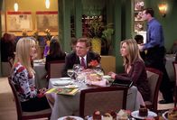 Friends – Rachel (Jennifer Aniston, r.) muss ihrem Vater (Ron Leibman, M.) schonend beibringen, dass sie schwanger ist. Phoebe (Lisa Kudrow, l.) leistet ihrer Freundin Beistand.