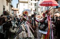 GEO Reportage – Die „Belli“ und die „Brutti“, die „Schönen” und die „Hässlichen” – das sind die gegensätzlichen Figuren eines uralten italienischen Faschings – des Karnevals von Schignano.