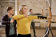Die Heiland - Wir sind Anwalt – Romy Heiland (Christina Athenstädt, M.) stellt fest, dass Bogenschießen nicht nur Sehenden großen Spaß macht, begleitet von Rudi Illić (Aleksandar Jovanovic, hinten) und Trainer (Kleindarsteller l.).